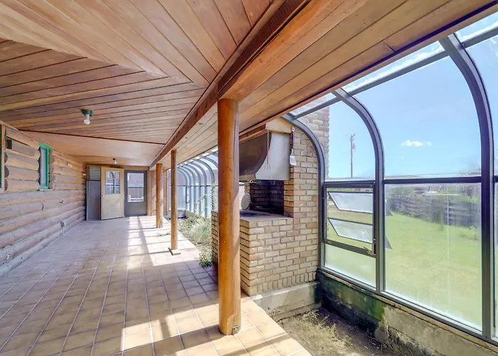 Spacious W/ Mountain Range View *
