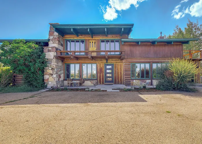 Spacious W/ Mountain Range View