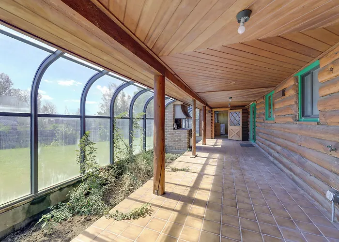 Spacious W/ Mountain Range View
