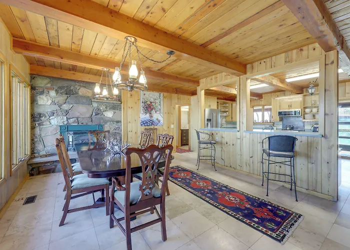 Spacious W/ Mountain Range View *